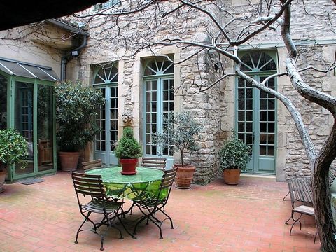 In the historic centre of Bagnols-sur-Cèze, discover this large Bourgeoise House of 280 m2 completely renovated with love with its interior patio! Detailed visit to our website ...