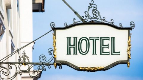 The Agency & You, Océane VITTET ... , biedt u, in Saint-Malo, een bedrijf dat momenteel in het hotel wordt geëxploiteerd, met een licentie IV (bar mogelijk). Gelegen dicht bij het busstation en Intra Muros, bestaat het, in de kelder van een ontbijtza...