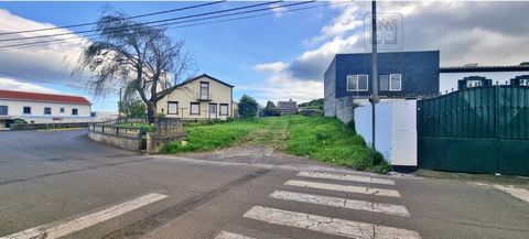 Plot of urban land with 434 m2 of total area, about 10 meters in front to confront with the street, located near the center of the parish of Fontinhas, in Praia da Vitória, Terceira Island. This plot has an APPROVED architectural PROJECT for the cons...