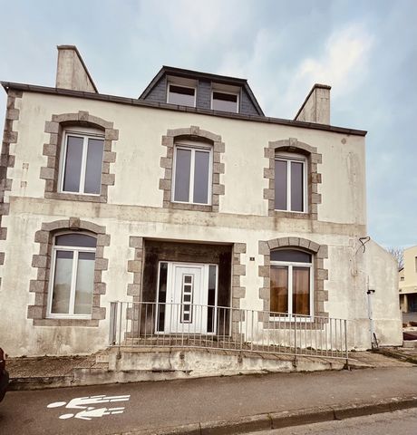 PLOUIDER - TOWN CENTER - TOWNHOUSE TO RENOVATE LE CERCLE IMMO invites you to discover this house in the village of Plouider. This house is to be renovated, it is possible to transform it into a building of several dwellings. Being composed of an entr...