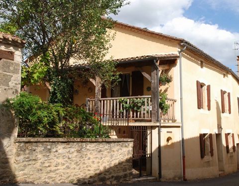 EXCUSIVITY: This pleasant old house, completely restored, is located in the heart of the medieval city of seven bell towers. It offers an entrance hall leading to a fitted kitchen, living/dining room, laundry room, shower room with toilet, office, tw...