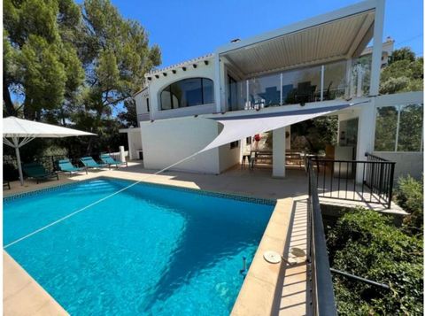 Welcome to this beautiful villa with private pool in Orba, in an area of woods and countryside and only 17 km from Denia. It sleeps 8 guests. After a day of hiking in the area or visiting the nearby beaches, nothing better than a refreshing swim in t...