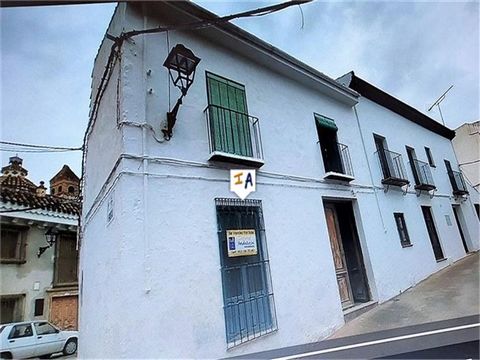 Cette maison de ville de 4 chambres avec un grand patio est située à Zagrilla Baja, à proximité de la ville populaire de Priego de Córdoba en Andalousie, en Espagne. Sur le marché pour 39 900 euros, la propriété de construction jumelée de 166 m2 a ét...