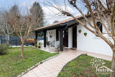 Hêtre immobilier offers you in the town of Bassussarry, at the gates of the BAB (Bayonne, Anglet, Biarritz) and 20 minutes from the beach, a house of traditional construction in a very sought-after area. Located on an enclosed plot of 747 m2, this fa...