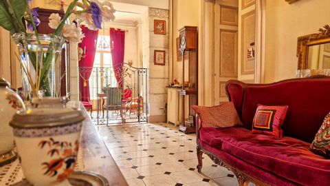 Welcome to the eighteenth and nineteenth century castle, a prestigious hunting lodge, steeped in history and having welcomed a king of France. This magnificent estate offers sumptuous volumes, extending over a generous area of 655 m2. Nestled in an e...