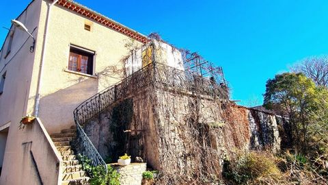 Charming atypical village, with cafe and bakery, located at 5 minutes from Cessenon sur Orb, 25 minutes from Beziers and 30 minutes from the beach ! Old village house (dating from 1870) offering a living space of 100 m2 comprising living room, kitche...