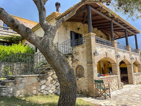 De villa is gelegen in de westelijke bergen van Zakynthos, in het dorp Kiliomenos op een hoogte van 550m erboven en in een panoramische positie in een omheind gebied van 6 hectare. Kiliomenos het dorp, met zijn lange architectonische traditie, ligt o...