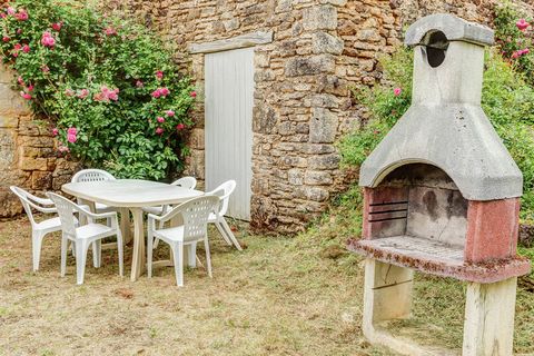 Een stuk privébos van 18 hectare wacht op je, samen met dit prachtige vakantiehuis in de buurt van Villefranche-du-Périgord (7 km). In de Franse lounge kun je voor de grote open haard lekker een boek lezen en ontspannen. Met 4 slaapkamers biedt het h...