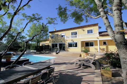 Cette spacieuse villa est située entre Aix-en-Provence et la côte près de Fréjus. Dans le grand jardin, vous avez une belle piscine (7,80 x 3,80 m) avec un bain à bulles (chauffé) et un bassin pour enfants à votre disposition. La ville du Luc est à 4...