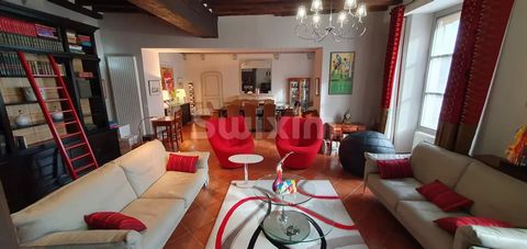Ref 66378TV : With the Castle as a neighbor, Swixim shares with you the history of the Kings of France with its superb restored and bright T3 apartment of approximately 144 m² with all amenities within 200 meters. Composed of a fitted kitchen, a dres...