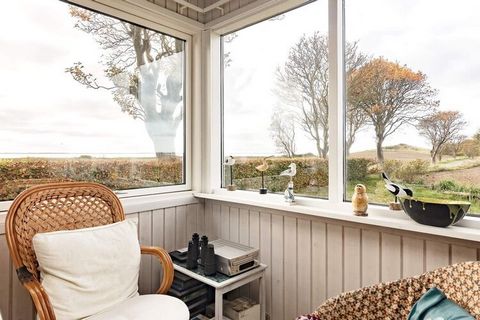 On Langø north of Kerteminde is this cottage with a beautiful view of the sea. The house is located approx. 185 m from one coast to the south and approx. 300 m from the other coast to the north. The cottage has a bright, combined living / dining room...