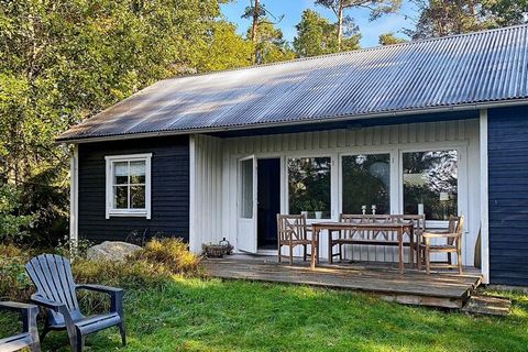 Im Norden von Skåne findet man in ländlicher Umgebung dieses gemütliche Ferienhaus, das von einem wunderschönen Laubwald umgeben ist und zudem nur einen Steinwurf vom kleinen See Gårdssjön entfernt liegt. Der ist so nah, dass er sogar durch die Bäume...
