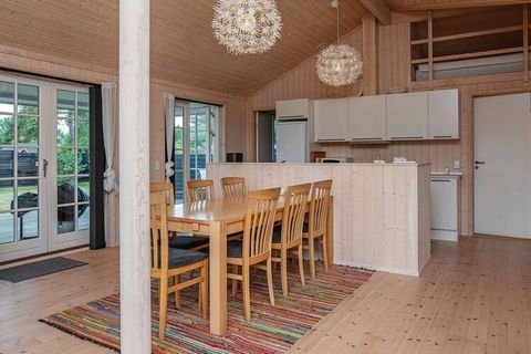 W przepięknej okolicy Gedesby znajdziesz ten domek z pokojem dla 8 osób. Dom jest jasny i przytulny, wyposażony w duży piec na drewno i pompę ciepła powietrze/powietrze. Jest duża i widna, otwarta kuchnia połączona z salonem. W kuchni znajdują się m....