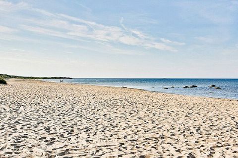 Frisches und modernes Strandhäuschen direkt an den Dünen am herrlichen Strand von Skrea. Mit Badekleidung und einem Strandtuch gewappnet sind es lediglich ein paar Schritte vom Ferienhaus hinunter zum langen, schönen Strandufer. Auf der großzügigen T...