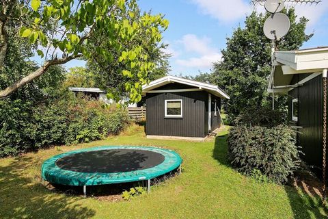 Holiday cottage with outdoor whirlpool located on a large plot in Kulhuse with plenty of room for ball games. With its 3 bedrooms in the main house and a double extra bed in the annex the house is an excellent choice for two families who want to spen...