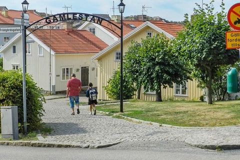 Hébergement d'été central à seulement quelques centaines de mètres du quartier populaire de Norra Hamnen. Ici, vous aimez vous promener aussi bien en journée qu'en soirée, vous pourrez admirer de magnifiques couchers de soleil d'ici. Deux bons restau...