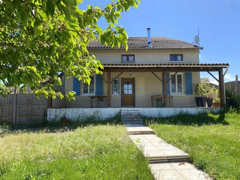 At the edge of a small charming hamlet in the North of Perigord, very close to a popular village with shops, school and bar/café, a beautiful country house with its inground swimming pool on a plot of 1100 m2. With spectacular countryside views. This...
