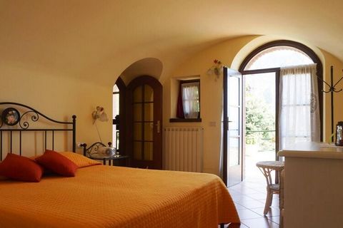 Appartements rénovés avec amour et goût dans la réserve naturelle Parco Altogarda Besciano avec une vue fantastique sur Limone sul Garda et le lac de Garde. La maison de campagne date à l'origine du XIXe siècle et a été rénovée en 2009 en préservant ...
