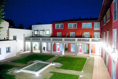 Beautifully restored buildings from different eras have been combined here to create a holiday complex that reflects the style of the historic estates, but now houses spacious and elegant apartments. In the spacious park you will find a large swimmin...