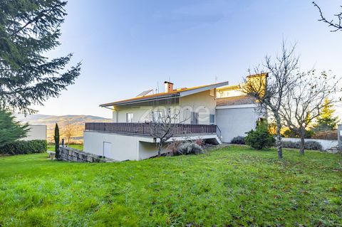 Identificação do imóvel: ZMPT558753 If you are looking to purchase a property in the north of Portugal, do not miss this opportunity. For sale, an excellent house, in Montalegre, with a differentiated architectural style, stunning views over the vill...