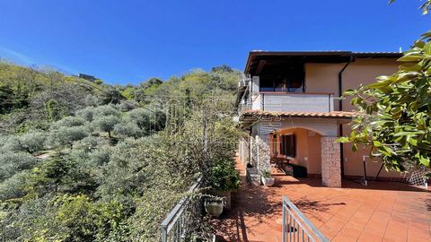 Located a short distance from the Baia Blu beach and a few minutes from the historic villages of Lerici and San Terenzo, this detached house is surrounded by a beautiful garden which gives it a lot of privacy despite being inserted in a residential c...