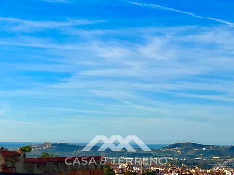Wir präsentieren diese charmante Immobilie in der schönen Stadt Velez-Malaga, in der malerischen Axarquia. Mit einer guten Lage und einer durchdachten Aufteilung ist dieses Haus perfekt für diejenigen, die Komfort und Lebensstil suchen. Hauptmerkmale...