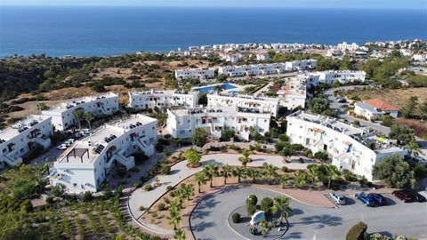 Appartement met zeezicht in een complex met zwembad in Esentepe Girne Girne, de ontwikkelde stad van Noord-Cyprus, is dankzij universiteiten en hotels de onderwijs- en toeristische hoofdstad van het eiland. De stad herbergt vele uitgebreide wooncompl...