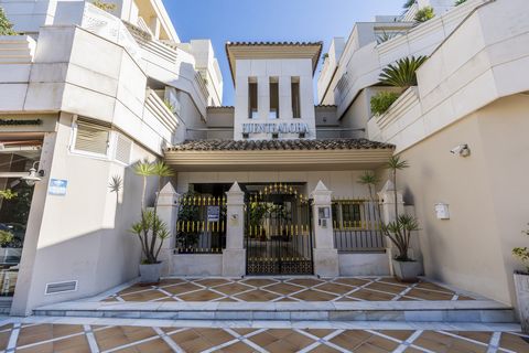 Located in Nueva Andalucía. A luxurious and spacious 2-bedroom apartment in the most sought-after Fuente Aloha complex located in the heart of the popular Aloha dining district, and just 2 minutes' drive to chic Puerto Banus. The apartment is fa...