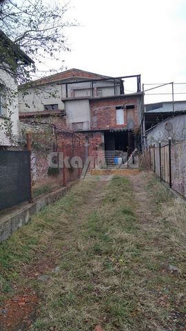 L’agence Skala Di propose un bâtiment pour les biens et activités industriels situé dans le quartier de Skala Di. Filipovtsi près de la route menant à la ville de Filipovtsi. Bankya, adapté pour l’entrepôt, l’atelier, la production silencieuse. Sur t...