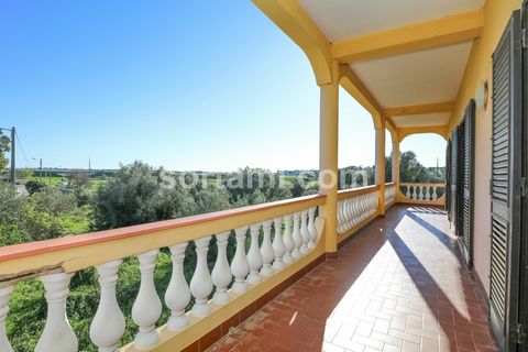Excellent detached villa with five bedrooms, in Silves This villa is located in the area of Pera with all the amenities you'll need. With a total of five bedrooms, a large living- and dining room and two bathrooms, making it perfect for large familie...