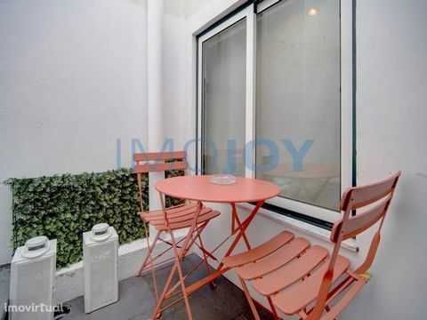Charming building in the heart of Bairro Alto with three floors. Ideal for those who like to get around on foot. Live in the center of Lisbon but still feel the comfort of a more relaxed life. The gross private area is 210m2 and can be sold together ...