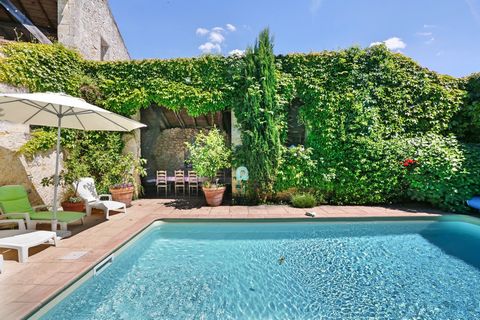In the center of a sought-after village near Saint Emilion, you will find this charming property which is composed of three main buildings which surround a large central courtyard offering a garden, terraces and a swimming pool. The village has a sho...