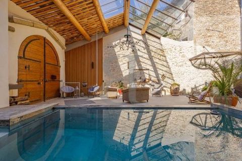CHATEAUNEUF DU PAPE In the heart of the famous village of Châteauneuf du Pape, authentic winegrower's house of nearly 360sqm. In the heart of the historic center in a quiet street, this house full of history opens onto a magnificent patio bathed in l...