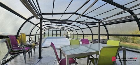Romuald Theysgeur vous présente une belle maison de 220 m² sur son beau jardin clôturé de 2325m²avec piscine couverte et chauffée. Située à 5 mn de COURTENAY et avec un DPE exceptionnel, elle se compose : d'une entrée véranda, d'une salle à manger cu...