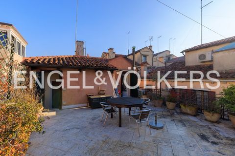 In the heart of Venice, just a few steps from its most famous square, a jewel of rare beauty is hidden. This exclusive flat, located in a very central but surprisingly quiet area, offers a refuge from the hustle and bustle of the city without giving ...