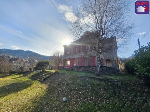 RARE Exceptional stone house located in a residential area of Ax Les Thermes, a stone's throw from the cable car and the Thermal Baths. With a surface area of approximately 260 m², it offers seven bedrooms, a beautiful living room and two attics. Bui...