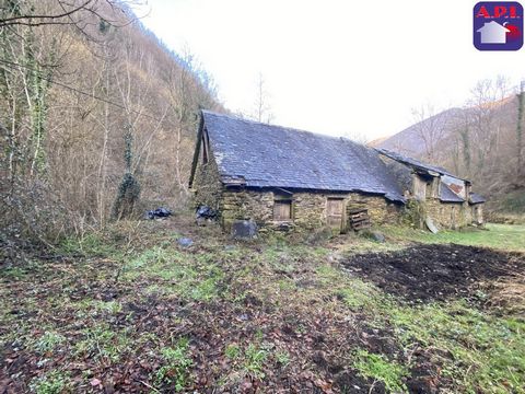 SEMI-DETACHED BARN This semi-detached barn is ideal for nature lovers who will find happiness in this peaceful setting to enjoy the tranquility and surrounding beauty. Spacious land of over 1400 m². Access to the river. CU in progress. Fees including...
