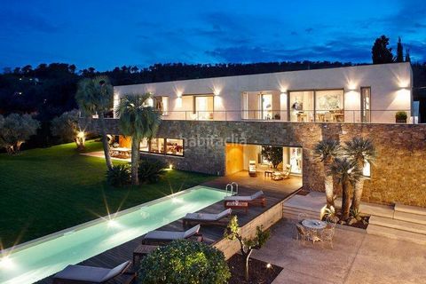 On a 19,400 sqm lot, this beautiful and luxurious property on the Costa Brava offers a living space of 726 sqm. It consists of 6 bedrooms with individual bathrooms a swimming pool and many other attractions. A must see....