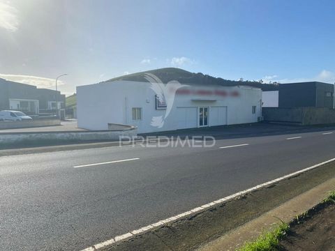 Commercial space located in the industrial park of Levadas. Consisting of a pantry, an office, a sales area, two bathrooms (male and female) and a warehouse. It also has private parking spaces for employees and customers. It has access to the main ro...