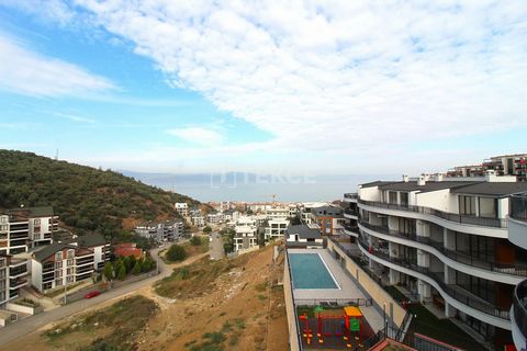 Flats Within an Advantageous Living Space and a Natural Setting in Mudanya The flats in the Ömerbey Neighborhood in the Mudanya district of Bursa have modern outlooks along with large usage spaces. The project is situated in a tranquil and peaceful s...