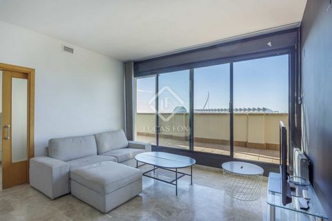 This spectacular duplex penthouse is located in a modern building, with community amenities , garden with games area, swimming pool and garage. It is ideal for families with older children or couples who want to enjoy the luxury of living in a pentho...