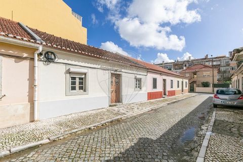 Description Excellent opportunity! Townhouse located at Rua Professor Bento de Jesus Caraça, in Agualva, Sintra. It has a Gross Construction Area of 80.62m² and a total area of 221.27m². The back patio is approximately 140.65m² and is extremely priva...