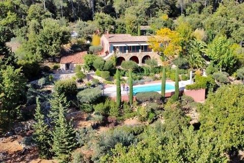 Close to the village of Lorgues you will find this lovely, luxurious house. Just sit back and relax on the terrace to enjoy its spectacular view all year round . Enter the property through an electric gate. The Villa offers you a nice entrance hall, ...