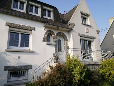 Today, 50/50 IMMOBILIER presents this new house of 110 m2, located in Folgoët. 1km from the village, all amenities are within walking distance: shops, doctors, supermarkets, sports associations, schools ... Built on a plot of 605 m2, this beautiful h...