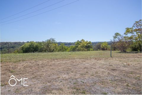 Ôme Immobilier offers you on Brive, sector of Rocher Coupé, this flat land of 2318m2 buildable. Unserviced. Networks at the edge of the field. Immediate availability. FAI selling price: 110 000 € HT Fees charged to the purchaser: 10 000 € HT Contact ...