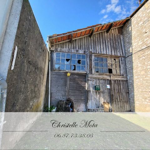 Come and discover this garage located in the village, former carpentry workshop, possibility to acquire tools Contcat : Christelle MOTA, commercial agent : ...