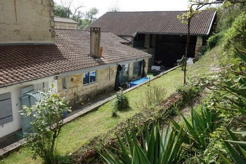 6-room house 182 m2. 10 minutes from the station of St André de Cubzac 3 minutes from the shops of Prignac and Marcamps, beautiful stone house spread over 2 levels composed on the ground floor of a large kitchen open to living room, 2 living rooms, a...