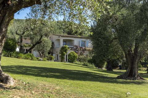 This charming Provencal-style property is nestled in a verdant setting, sheltered from view and in a dominant position, and offers all the comforts you could wish for. Set in over 4,000 m2 of grounds, this approx. 250 m2 property benefits of 5 bedroo...