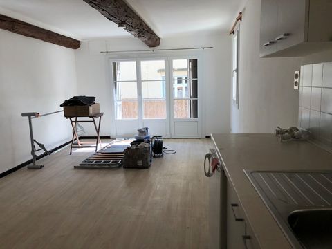 Successful real estate investment with a studio in La Tour-D'Aigues. The double glazing guarantees the tranquility of the occupants. This studio is on the first floor in a building on 3 levels. . The sale price is €75,000. If you wish to visit this h...