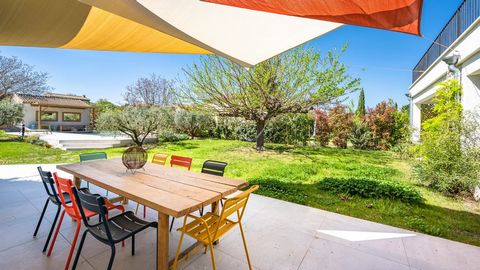Just a stone's throw from the town centre, in a quiet and sought-after quarter of Saint-Rémy-de-Provence, this contemporary property, offering approximately 315m2 of living space (350m2 developed) showcases impressive volumes all enhanced by wonderfu...